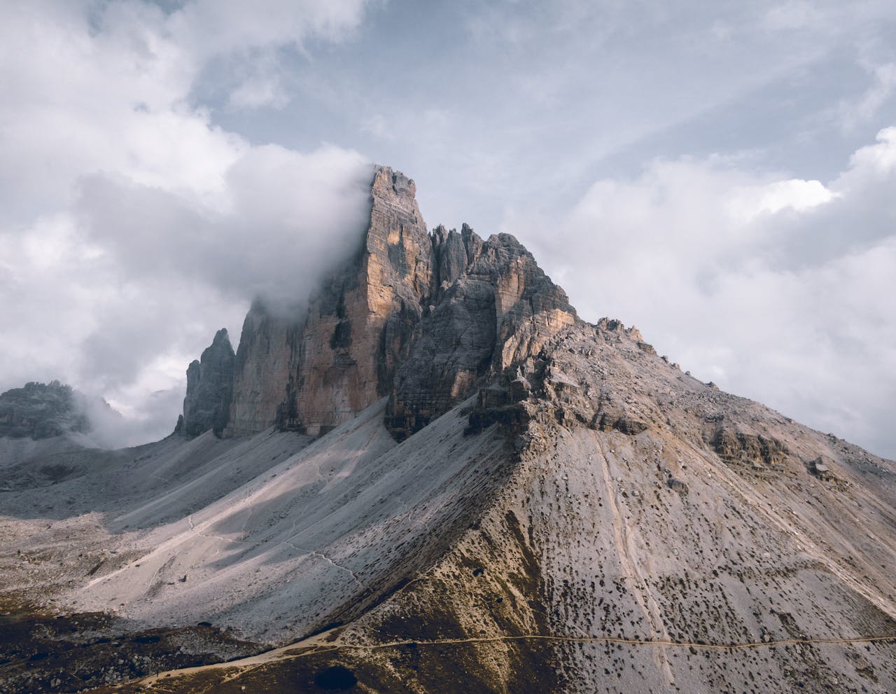 services-02 Majestic mountain peaks shrouded in clouds in a tranquil natural setting, perfect for nature enthusiasts.